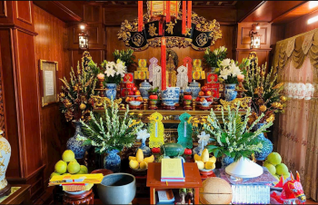 Vì sao bàn thờ Thần Tài đặt dưới đất còn bàn thờ tổ tiên lại trên cao?